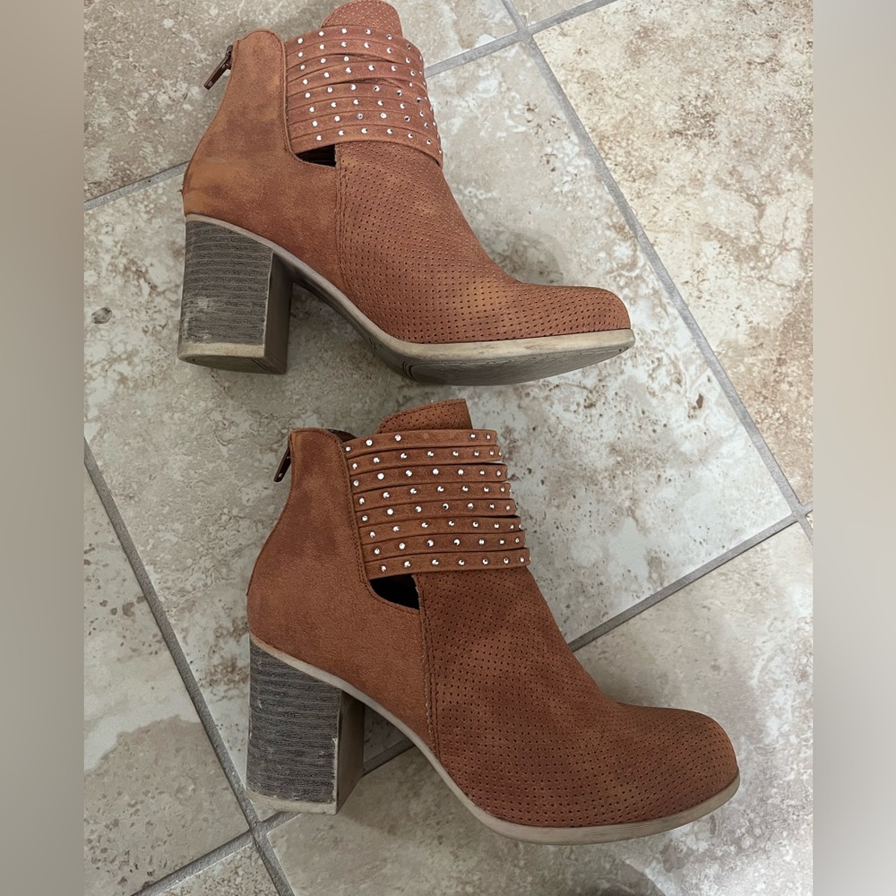 Zip up heeled booties